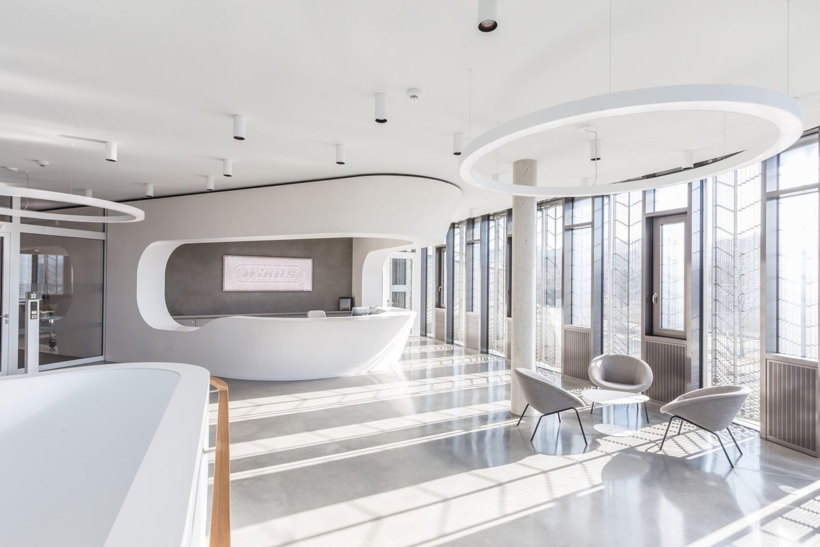 WIKUS headquarters: the bright entrance hall and reception with curved ceilings